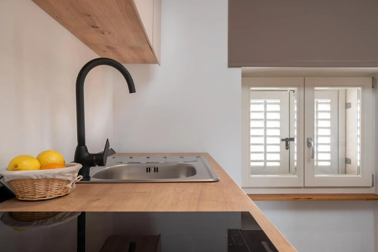 Aaa Apartments & Rooms With Free Parking Pula 0*,